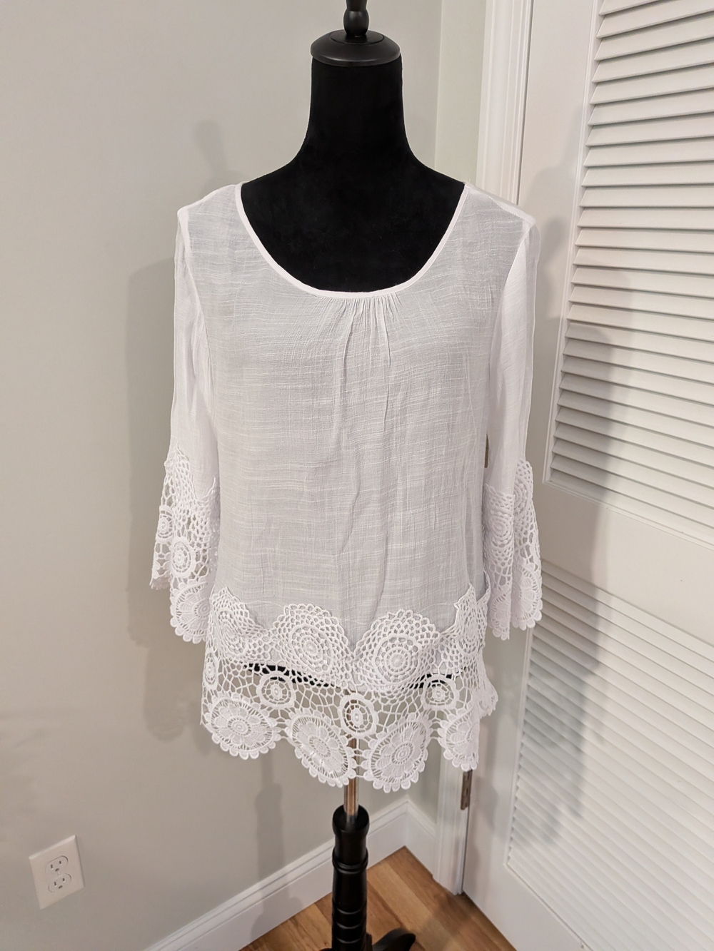 Unique Spectrum White Crochet-Hem Scoop Neck Women's Top Size L